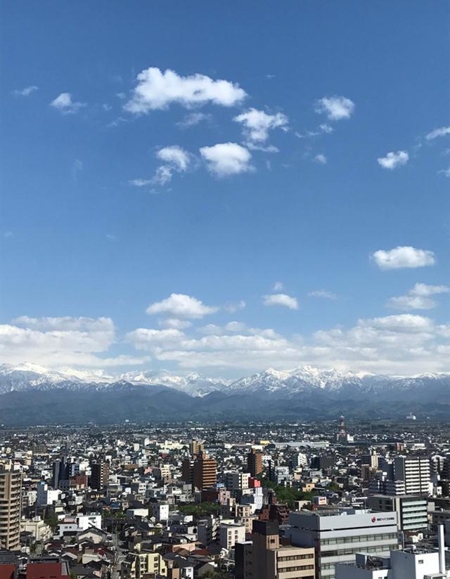 画像: 富山市内から北アルプスを望む