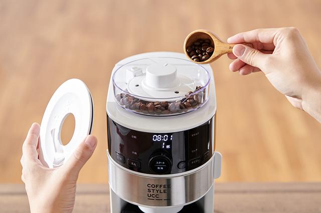 画像: 豆は自動計量してくれるから、量る手間が省けて便利。豆容器には約100gまで投入できる