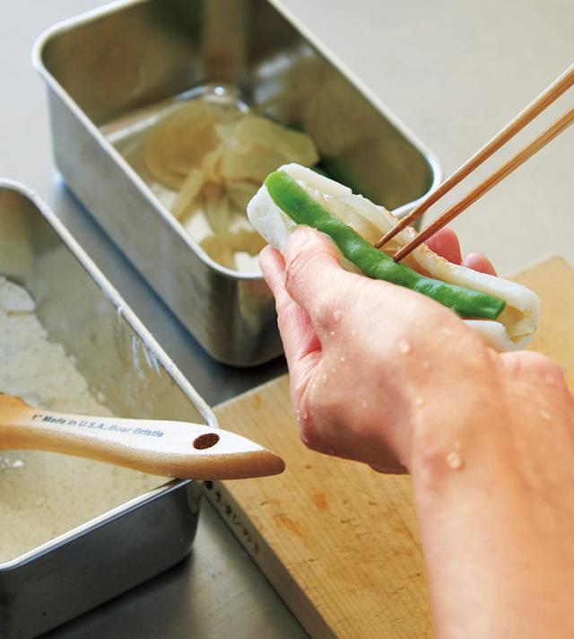 画像: 揚げている間にはがれないように。内側にも薄力粉を満遍なくはたいてから野菜をはさむ