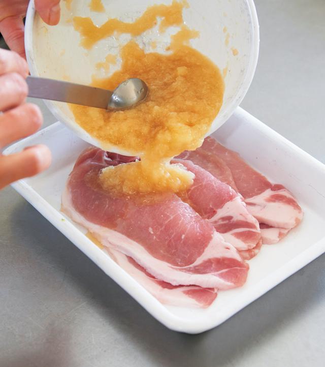 画像: すりおろした調味料は、加えたあとに手でよくもみ込む。短時間でも味がよくしみ、肉もやわらかに