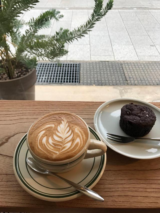 画像: SIX OR THIRD COFFEEさんの美味しいカフェラテと焼き菓子