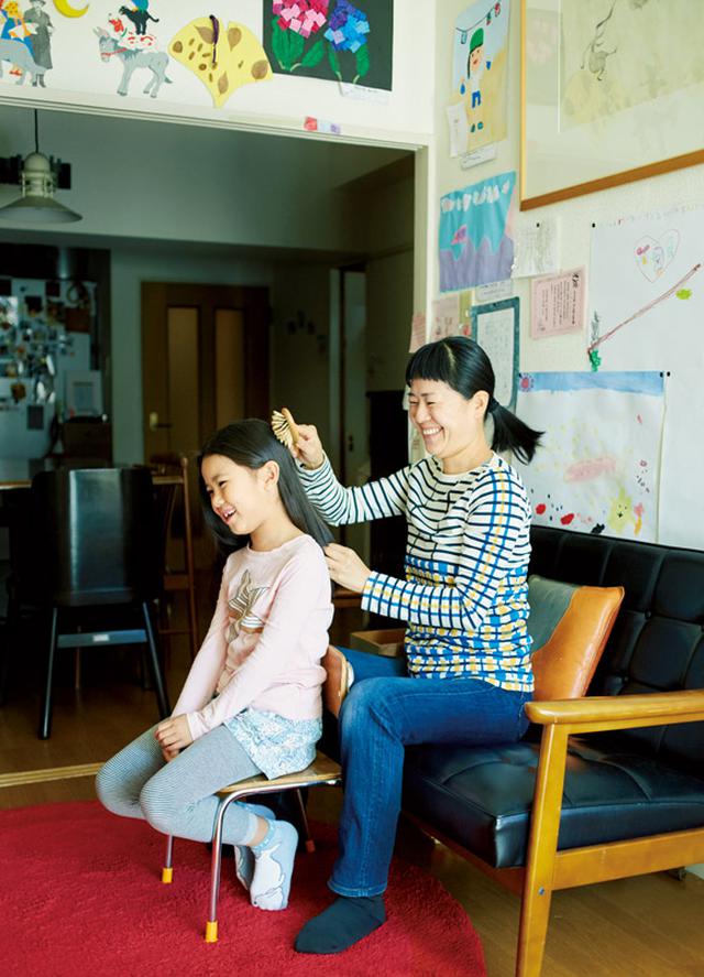 画像: 塩山さんと娘のはなちゃんは美しいツヤ髪の持ち主。「私は洗髪後に椿油をつけますが、娘はせっけんシャンプーで洗うだけでサラサラ。羨ましいです」