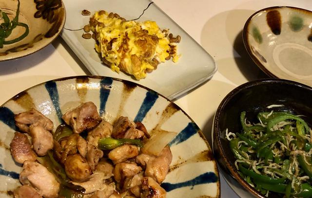 画像: 長男作の鶏の照り焼きと、納豆オムレツ。次男は上手にピーマンを細切りにして、好物のじゃこピーマン炒めを作ってくれました