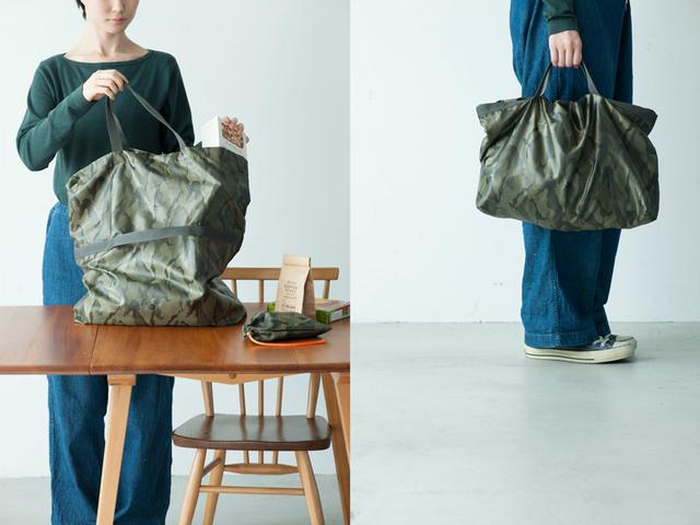 画像: 持ち手を側面にもつけて、装いや荷物量に合わせて高さが変えられる2way。側面の持ち手から上を、内側に折ると横長タイプに。しなやかなポリエステル地を選び、畳んでエコバッグとしても携帯できる収納袋をプラス。収納袋はポケット代わりの小物入れも。