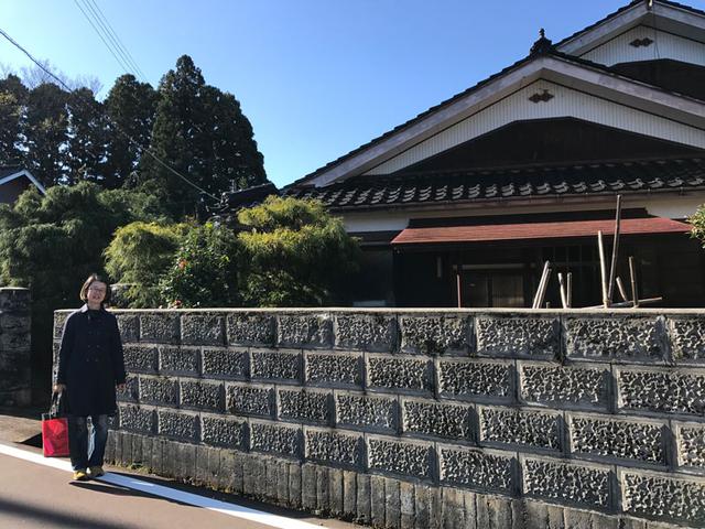 画像: 家の前で記念撮影