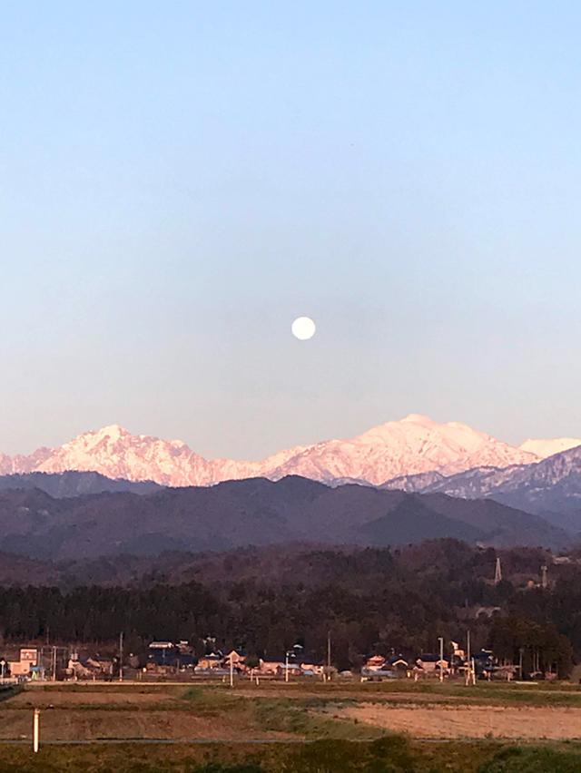 画像: 4月初旬の満月とアルプス