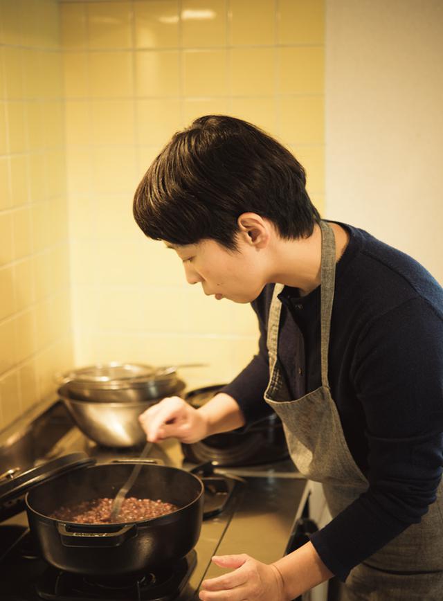 画像: あんこがちゃんと煮えているか、ちょっとかたそうな黒っぽい豆を選んで食べてみる
