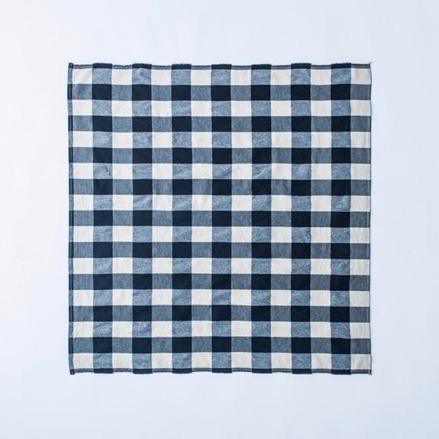 画像: コットンリネンストール¥8,000/ヴェリテクール 少し厚手ですが、柔らかく、巻いたときにまとまりが出やすいタイプ。