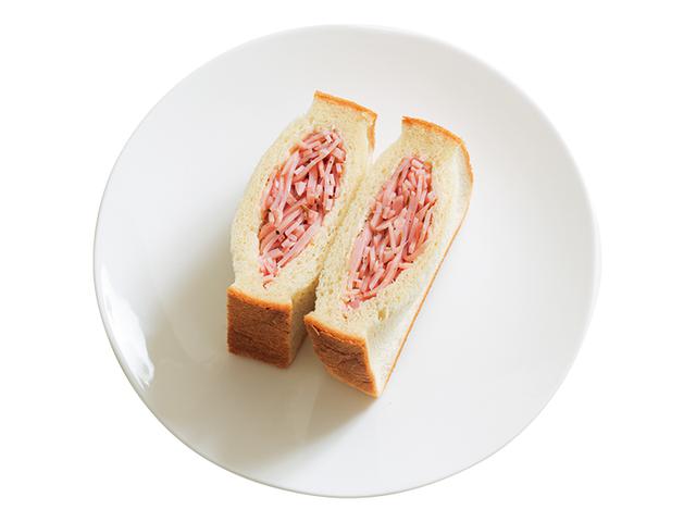 画像: 「ぎゅうぎゅうハムサンド」半分に切った食パンの断面から切込みを入れ、ポケット状にしたところに、スパイシーに味付けしたせん切りのハムをぎゅうぎゅうに詰める“ポケット式”を駆使した一品。焼いてもおいしい。