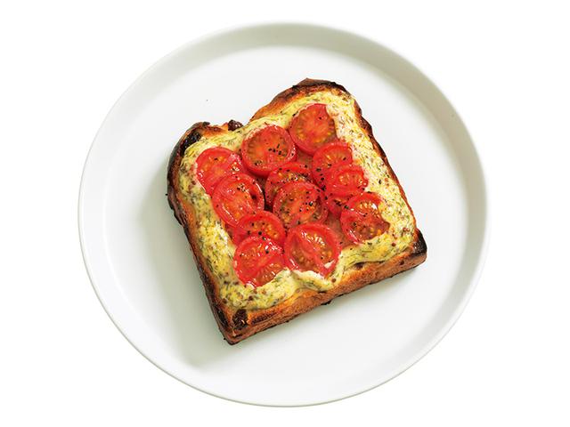 画像: 「焼トマトのハーブドテマヨトースト」ハーブを混ぜたマヨネーズとぶどうパンの甘みが、焼いたトマトの甘酸っぱさを引き立てます。うま味の詰まったトマトの焼き汁まで、まるごといただけます。