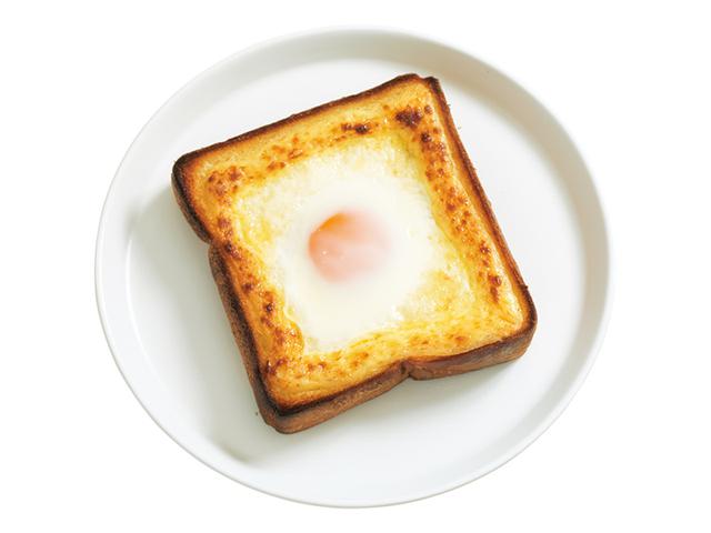 画像: 「半熟目玉焼きキャベツのドテマヨトースト」パンをぐるりと囲む土手のように、マヨネーズをしぼり出すから“ドテマヨ”。ふるふるとした具を落下から守ります。