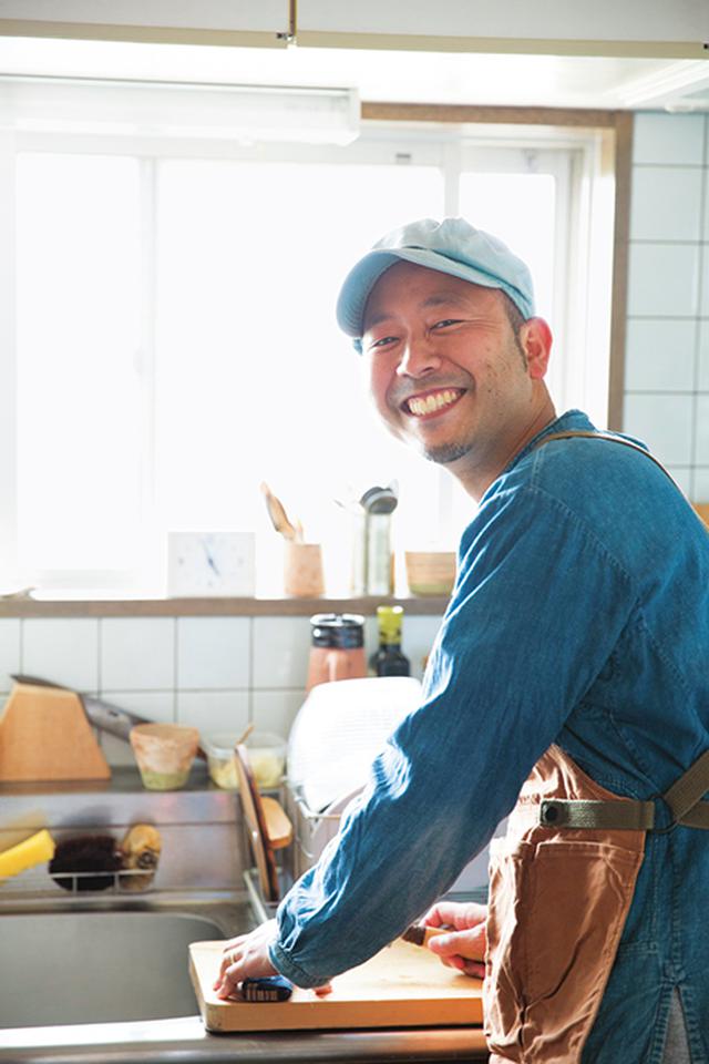 画像: 調理中の金子健一さん。金子さんが営む食堂「Alps gohan」(長野・松本市)では、「ぱんぱかパン図鑑」の復刊を記念し、期間限定で木曜と金曜日に著書からのアレンジパンメニューを提供している。
