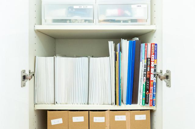 画像: ふだんは、家中の紙情報を集約したリビングの棚に収納しています。家族で共有します。