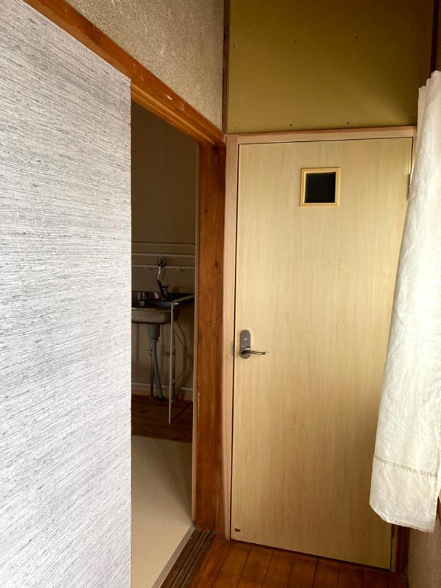 画像: 二階にもトイレを新設。もともと押入れだった部分を活用。ミニキッチンも設置。
