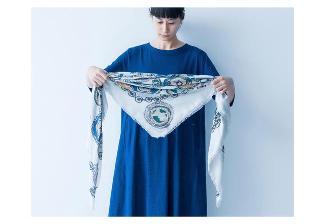 画像: 三角に折り、底辺の部分をクシュクシュッと手繰り寄せギャザーをつくります。