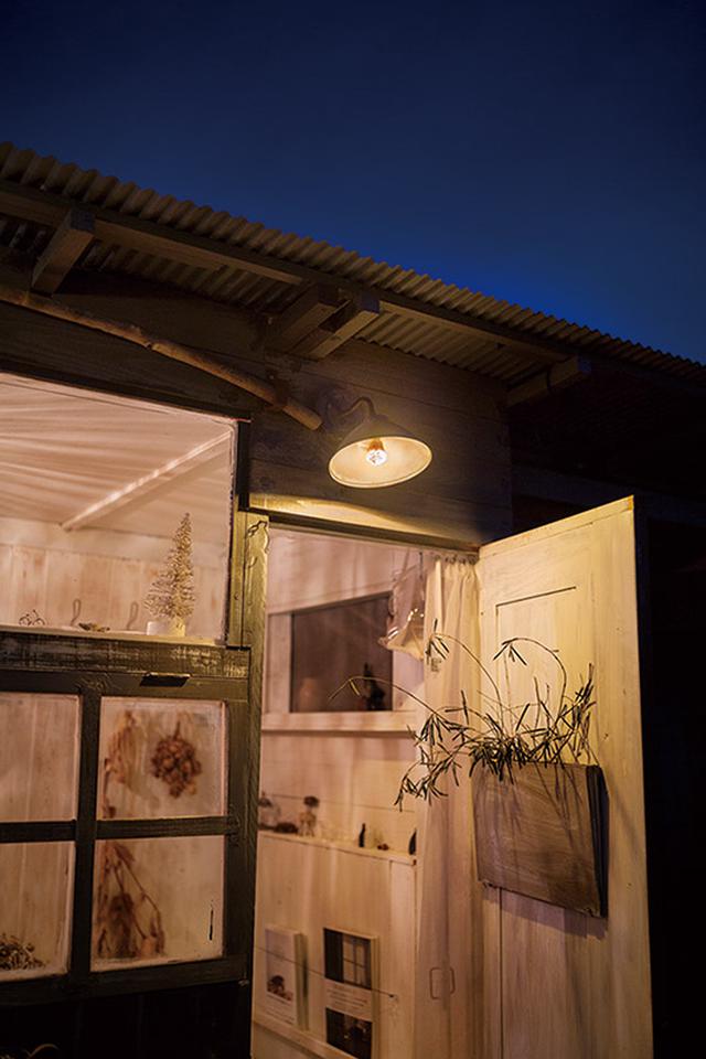 画像: 小屋の明かりが玄関先まで漏れ、家全体の温かみが増す