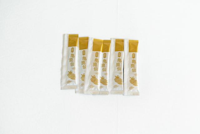画像: こちらは、アンチエイジングの漢方レメディ、亀鹿仙(きろくせん/1箱60包)¥17,500(税別)。クコやスッポンなど、肌や髪の潤いによい美容薬膳に使うものがたくさん入っています。