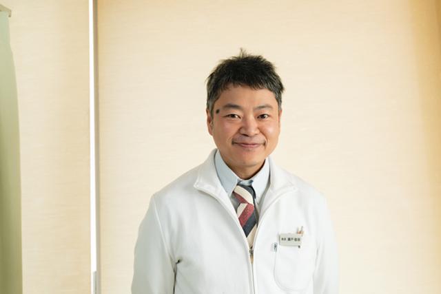 画像: 再びご登場の、院長・瀬戸郁保(いくやす)先生。いつもていねいな施術と技術&親切なアドバイスをいただき、私たちが全幅の信頼を寄せる先生です!