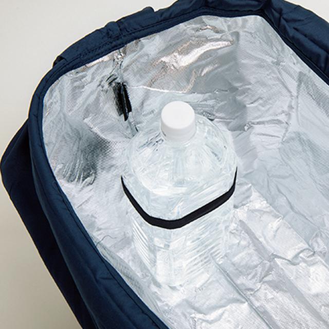 画像: 内側には、ペットボトルや牛乳パックなどを固定できるゴムバンド付き。内部で倒れるのを防ぐ