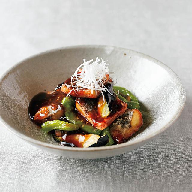 画像: 揚げたかますにバルサミコ酢のあんをかけた「かますと夏野菜のバルサミコ酢あんかけ」。夏野菜もしっかり摂れる
