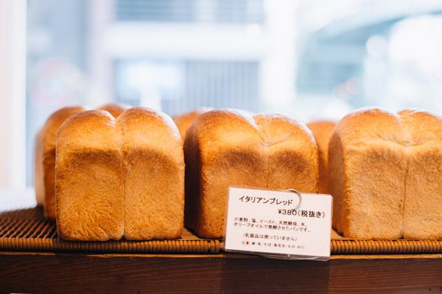 画像: 乳製品を使わずオリーブオイルでこね上げた軽い食感の「イタリアンブレッド」も定番人気
