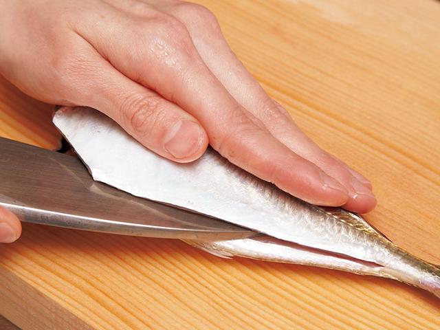画像: 魚をおろす練習をするのに最適なのはあじ。あじをマスターすれば、大きな魚もおろせる