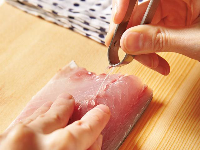 画像: さばの中骨を抜く際は、骨の方向に沿って、斜め上方向に抜くといい