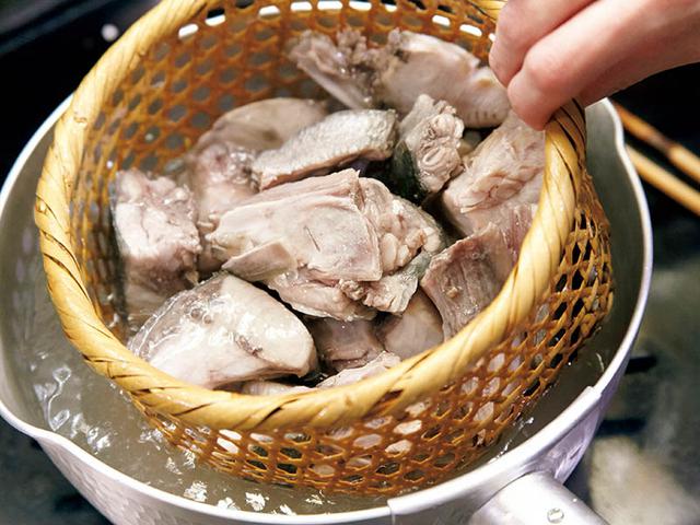 画像: ざるごと鍋の中に入れられる目ざるは、霜降りに重宝する