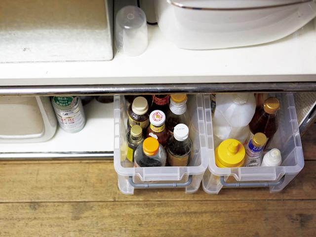 画像: パッケージが主張しすぎる調味料などは、プラケースにまとめて入れ、下の段に。キャップで判別できるので、不便はない