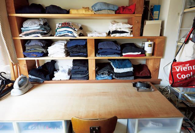 画像: 洋服だって、もちろん出しておく。素材、色、デザイン別に分けられ、ひと目で、その日に着たい服を選択。アイロンも、ここですぐにかけられる