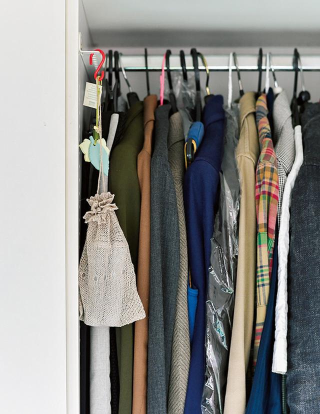 画像: クローゼットに収納する服は頻繁に洗濯できないものが多く、においがこもりがち。ニット袋に入れて吊るしておく