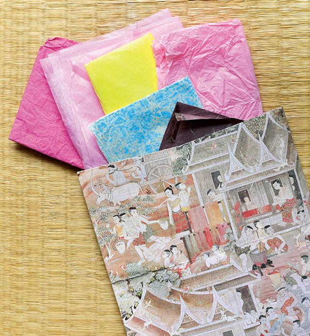 画像: きれいな包装紙は保存袋に入る量だけストックし、再利用。今回は浄水カートリッジを包むのに使用