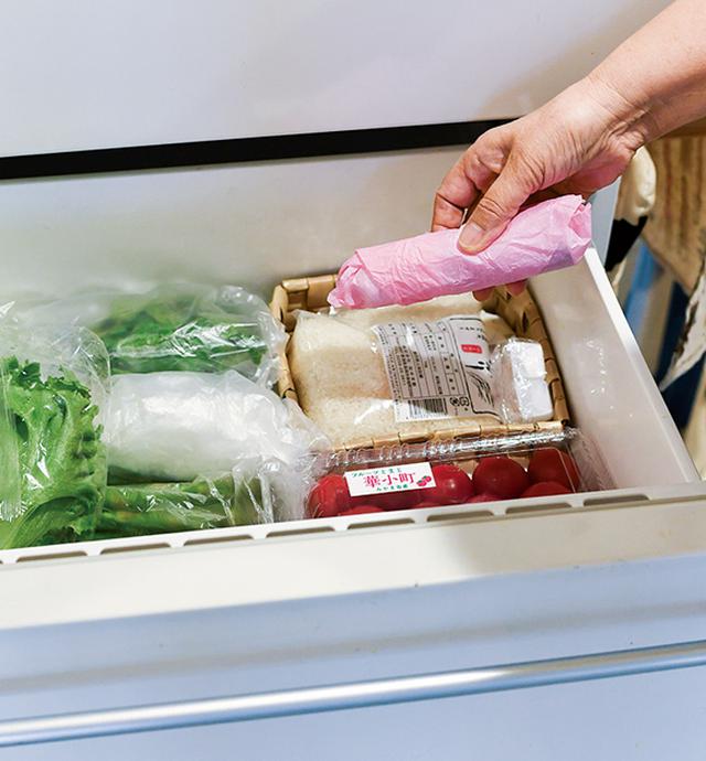 画像: エチレンガスは空気より軽いので野菜室の上のほうに活性炭を置くと効果的。阿部さんは冷蔵庫内を循環させることでフードロスをなくしている