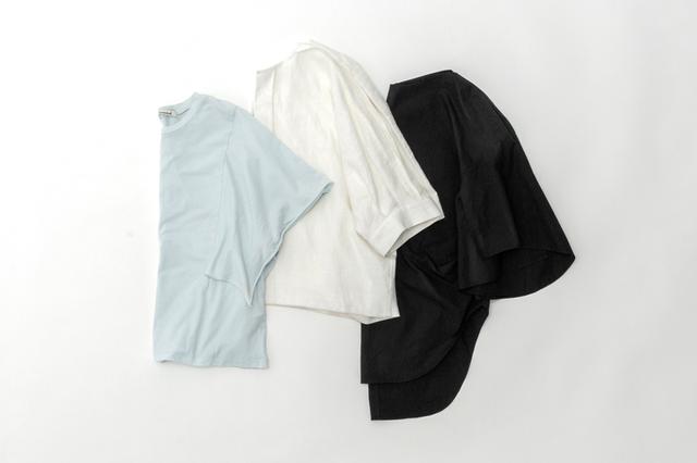 画像: 左)水色カットソー(スタイリスト私物) 中)パフスリーブブラウス ¥13,000/ ポルテ デ ブトン 左)クロブラウス ¥34,000/レキップ