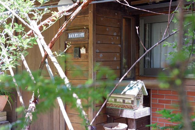 画像: 緑に囲まれた寺岡家の玄関