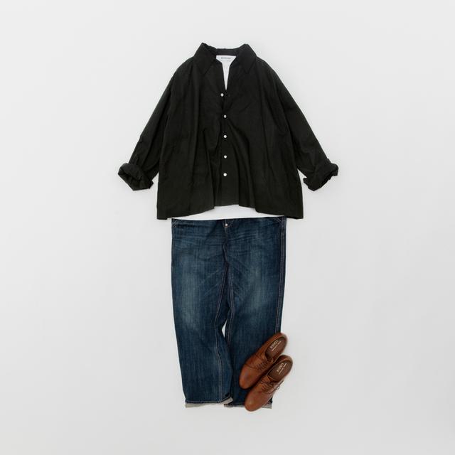 画像: クロのワイドシャツ ¥16,000/ヴェリテクール 下に着たカットソー ¥7,000/ヴェリテクール デニムパンツ ¥18,000/ヴェリテクール シューズ ¥17,800/ロワズィール