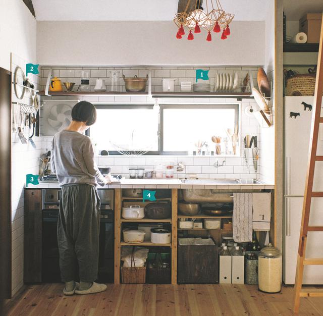 画像: 明るい日差しが心地いい2階のキッチンスペース。使いやすそうな収納スタイルからは、毎日の食事を大切にする暮らしぶりが伝わってくる。六畳のダイニングキッチン、四畳半の和室が、主な生活空間に