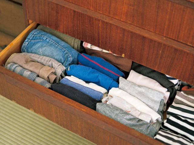 画像: 3 子ども服の収納は小さく折りたたんで