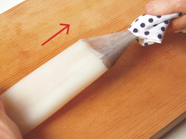 画像: ふきんを使いながら、胴の皮をむいていくとよい