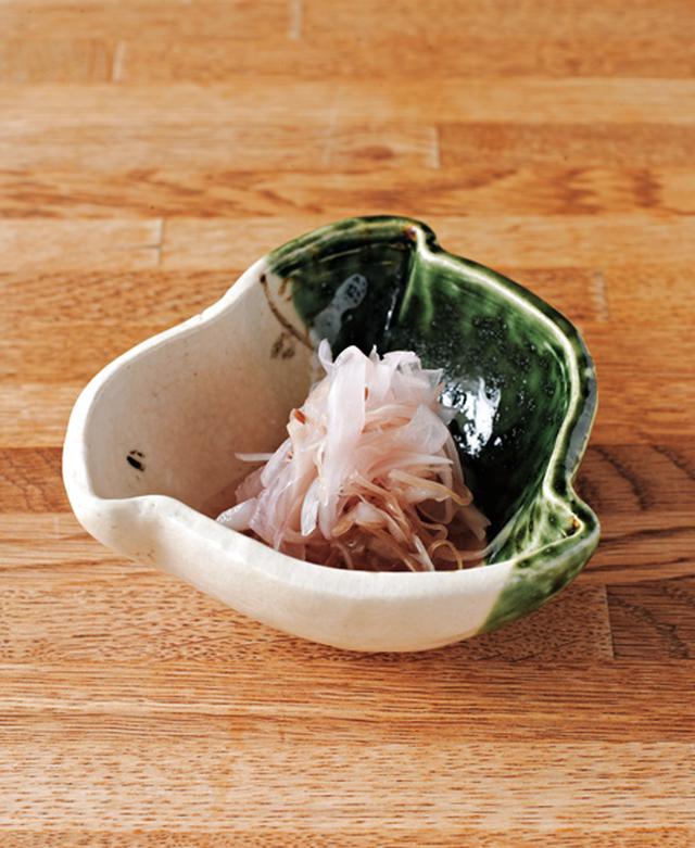 画像: 淡いピンクが食卓のアクセントになる、新玉ねぎとみょうがのピクルス。口の中がさっぱり