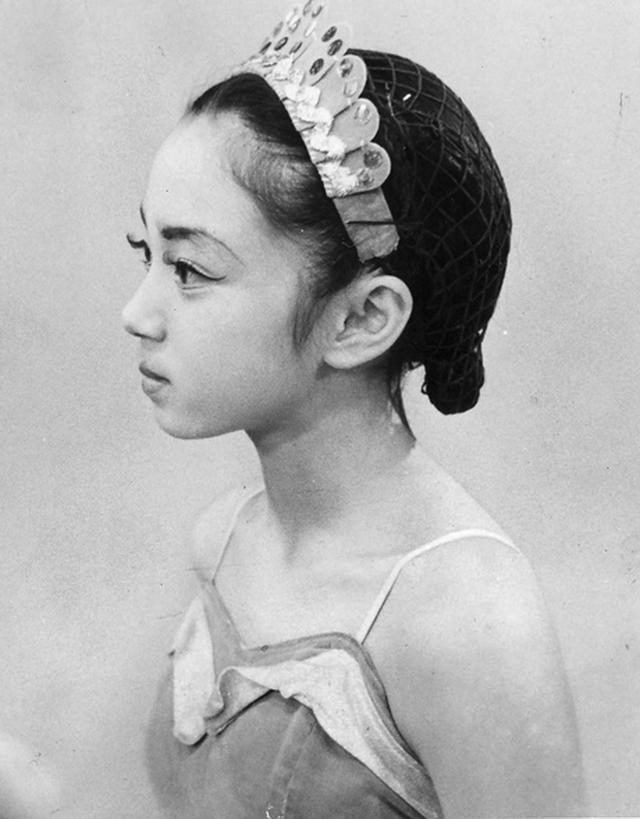 画像: 初舞台の森下さん、12歳。レッスン代や東京への旅費を捻出するために、母親は広島で洋食屋「きっちんもりした」を開業
