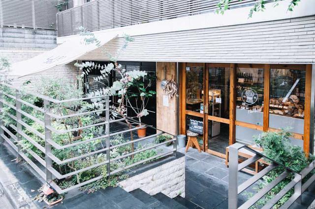 画像: 手前が「タルイベーカリー」、奥が「LIFE Son」で、店は中でつながっている。2012年4月に同時オープンした