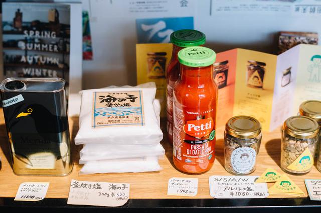 画像: 店頭では樽井さんの知り合いが手がけているという食材を販売。見てみると、オオカミジャム製作所のジャムや、料理家、たかはしよしこさんの「エジプト塩」など人気の品が