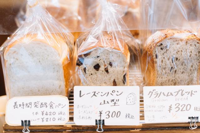 画像: 全粒粉25%、ライ麦15%入りの「グラハムブレッド」など、食パンの種類はいろいろ