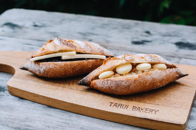 画像: 奥が「あんバターサンド」。手前の「レモンピールとホワイトチョコレートサンド」は、フランス、カオカ社のオーガニックフェアトレードチョコを使用