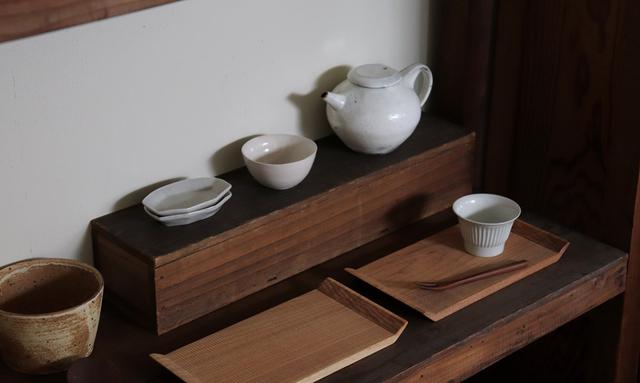 画像: 奥のポットは、粉引きを多く制作する小山乃文彦(おやまのぶひこ)さんのもの。人気が高く、入荷するとすぐに売り切れてしまうそう。その隣の湯飲み茶わんは河合竜彦(かわいたつひこ)さん、豆皿と手前の汲出し碗は竹下努(たけしたつとむ)さんの作品