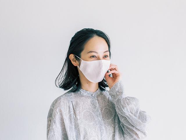 画像: グレーブラウス 28,000円/エンリカ(フラッパーズTEL.03-5456-6866)