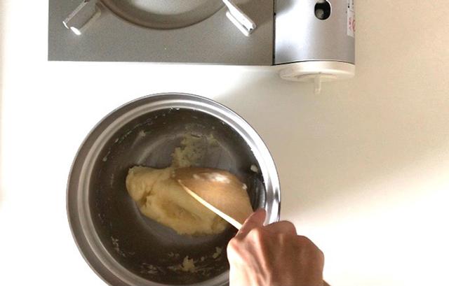 画像: ひとかたまりになるまで混ぜる