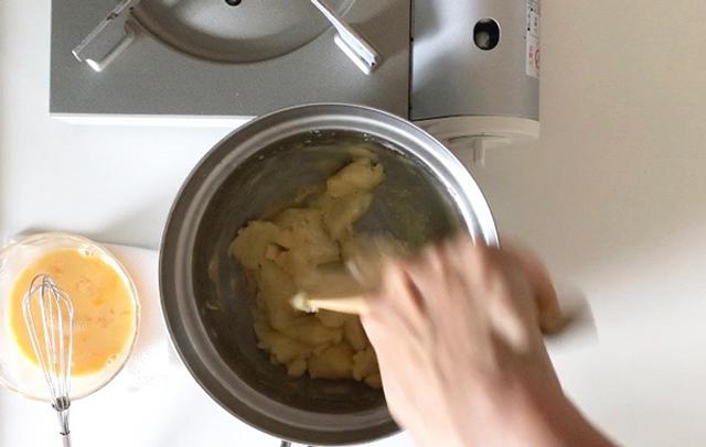 画像: 卵を少しずつ加える