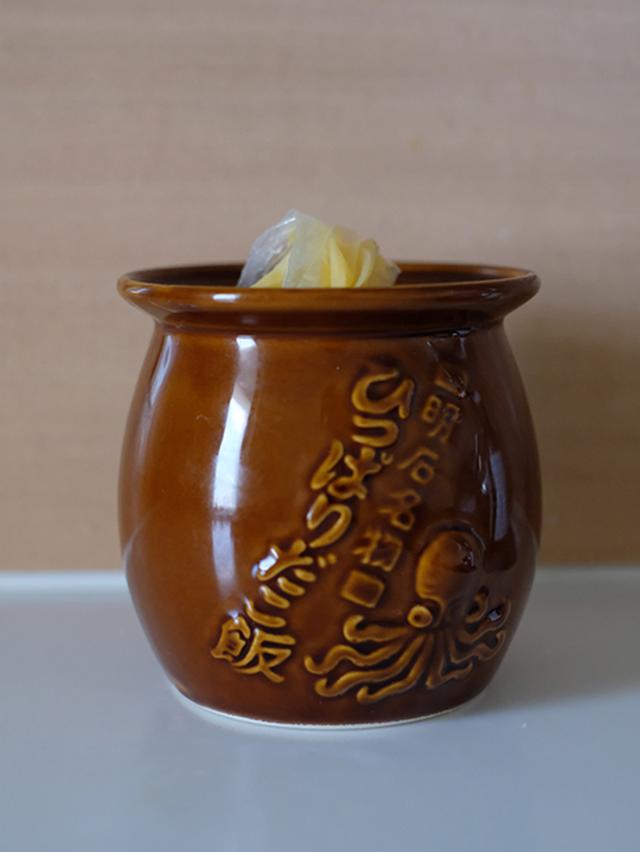 画像: 「ひっぱりだこ飯」弁当の器です。しぼり袋がちょうど入るので、生地を流し込むのに便利!